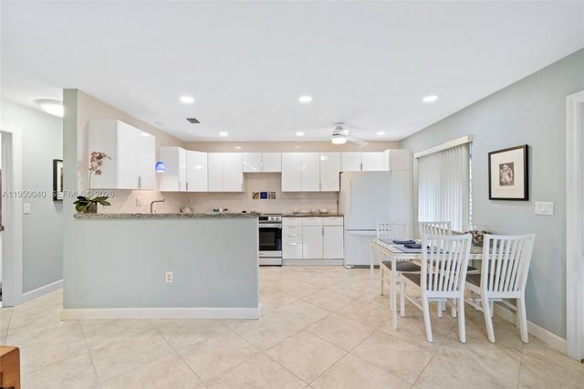 208 NE 4th St, Hallandale Beach, FL 33009