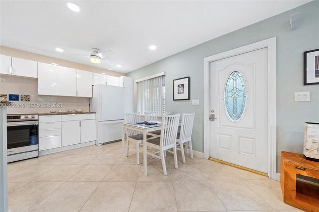 208 NE 4th St, Hallandale Beach, FL 33009