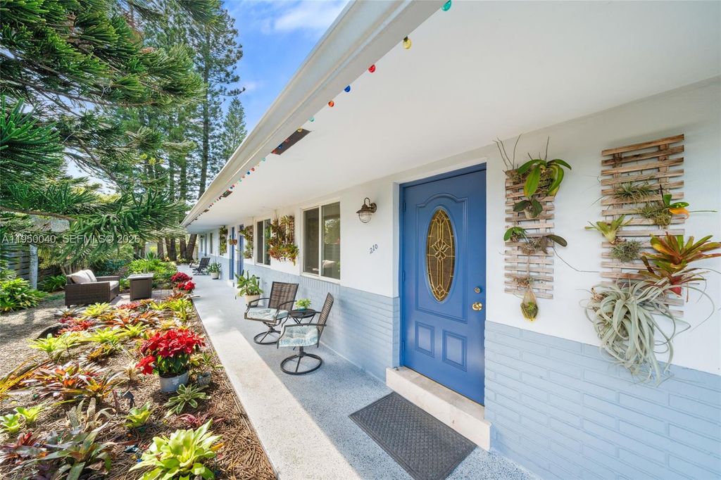 208 NE 4th St, Hallandale Beach, FL 33009