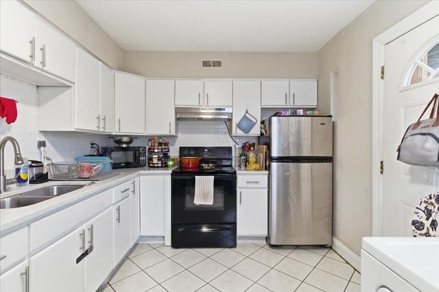 2032 W Birchwood Avenue, Chicago, IL 60645