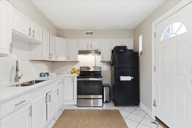 2032 W Birchwood Avenue, Chicago, IL 60645