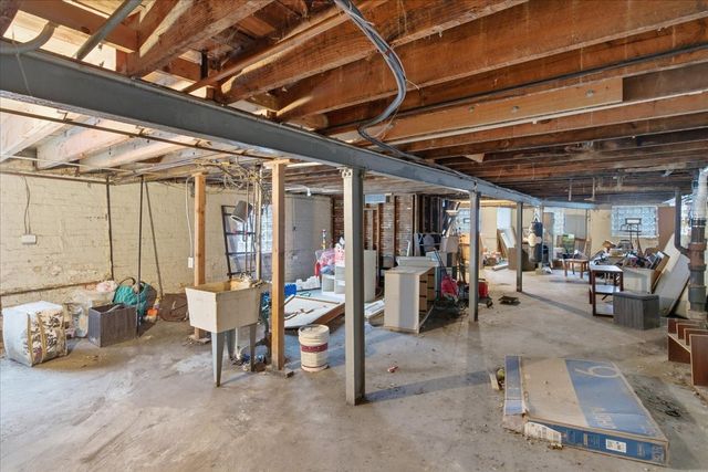 2032 W Birchwood Avenue, Chicago, IL 60645