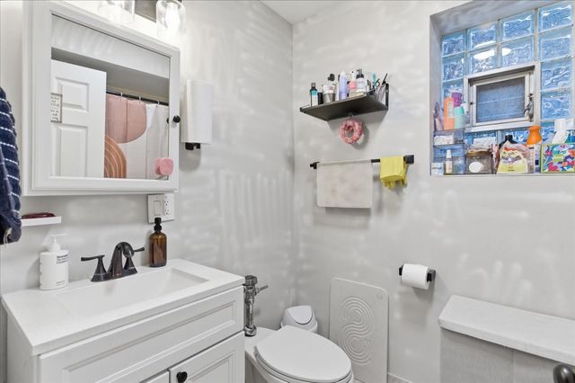 2032 W Birchwood Avenue, Chicago, IL 60645