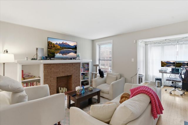 2032 W Birchwood Avenue, Chicago, IL 60645