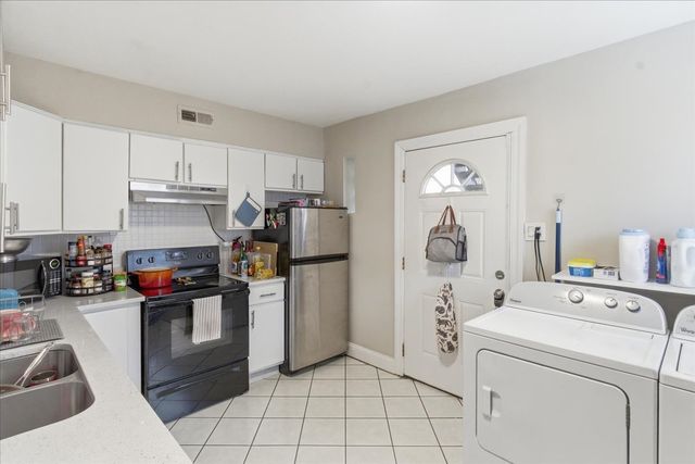 2032 W Birchwood Avenue, Chicago, IL 60645