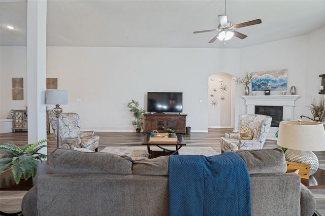 217 Castle Creek Drive, Red Oak, TX 75154