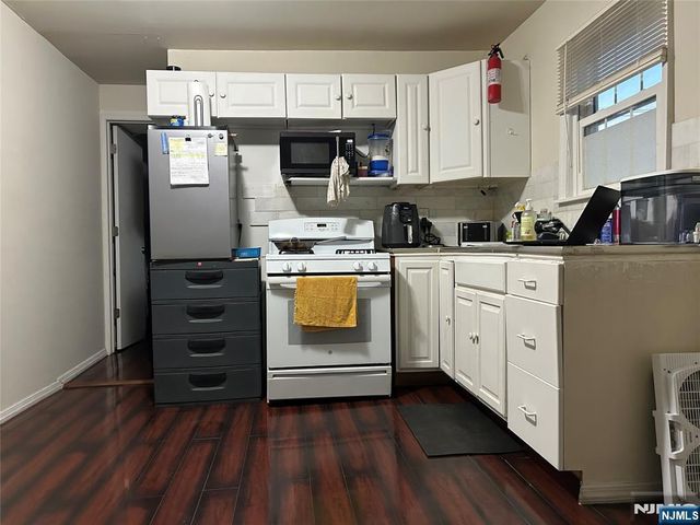 40 Poplar Street, Lodi, NJ 07644