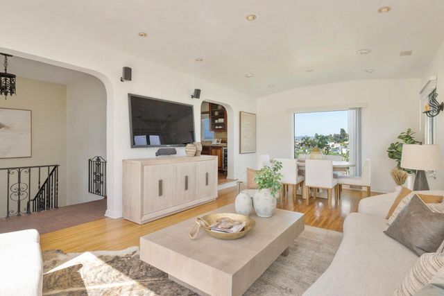 3756 Clayton Avenue W, Los Angeles, CA 90027