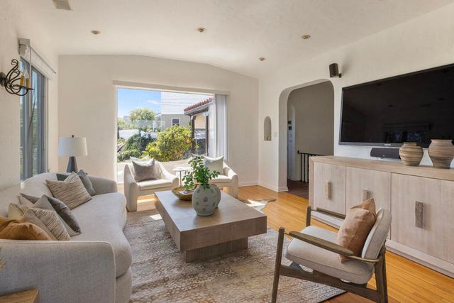3756 Clayton Avenue W, Los Angeles, CA 90027