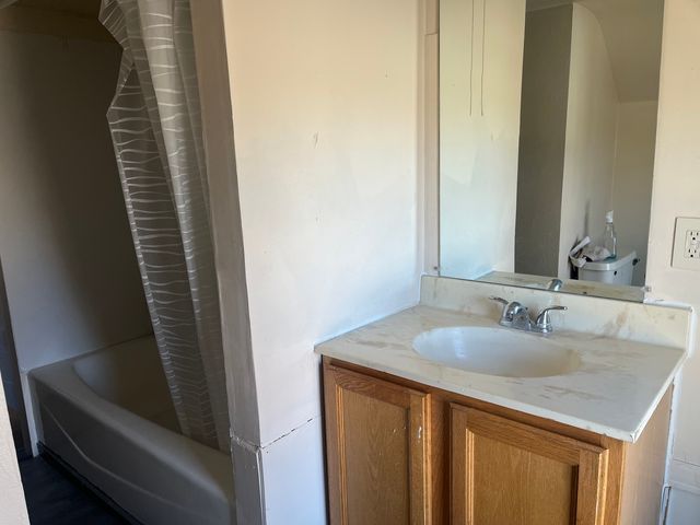 1027 S Chicago Avenue, Freeport, IL 61032