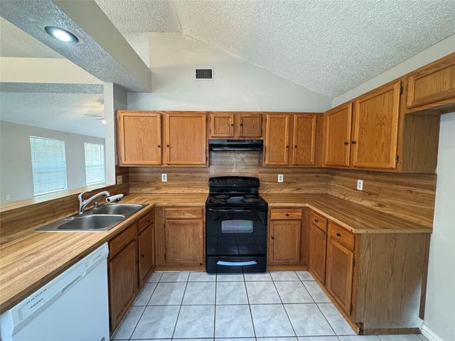 6511 Devine Drive, Arlington, TX 76001