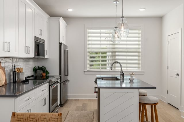 209 Straton Ln, Nashville, TN 37216