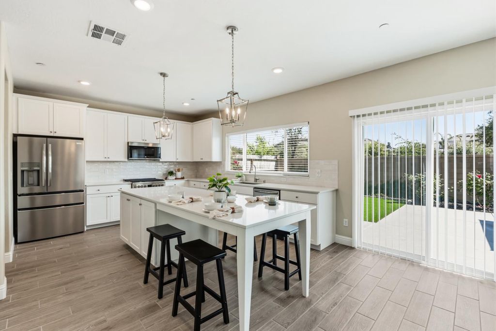 Image 12 of property listing at 333 Sunset Drive S, Madera, CA 93636