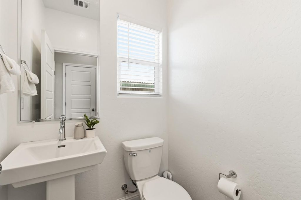 Image 22 of property listing at 333 Sunset Drive S, Madera, CA 93636