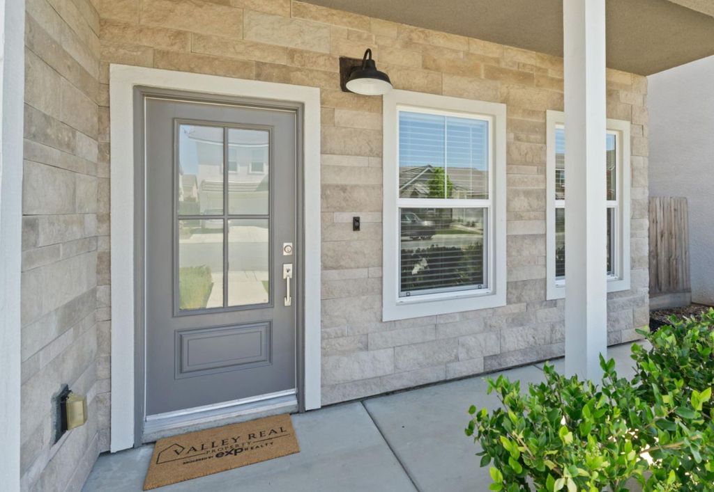 Image 4 of property listing at 333 Sunset Drive S, Madera, CA 93636