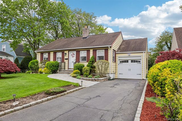 23 Berwick Road, Hewlett, NY 11557