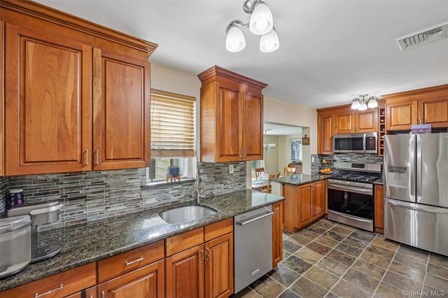 23 Berwick Road, Hewlett, NY 11557