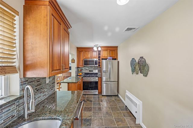 23 Berwick Road, Hewlett, NY 11557