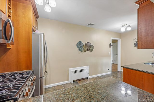 23 Berwick Road, Hewlett, NY 11557