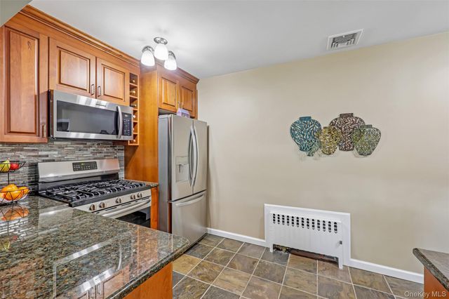 23 Berwick Road, Hewlett, NY 11557
