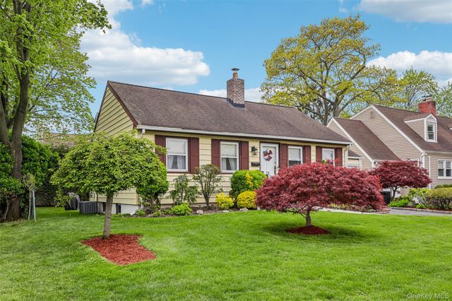 23 Berwick Road, Hewlett, NY 11557