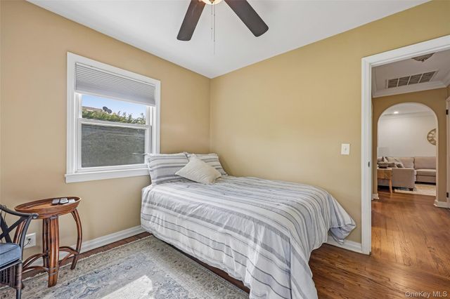 23 Berwick Road, Hewlett, NY 11557