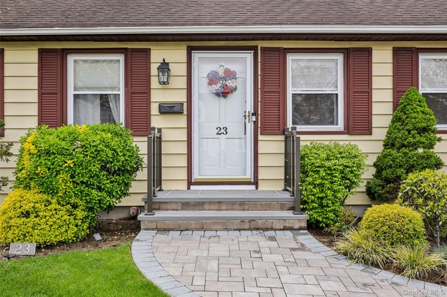 23 Berwick Road, Hewlett, NY 11557