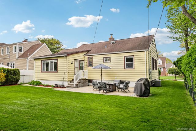 23 Berwick Road, Hewlett, NY 11557