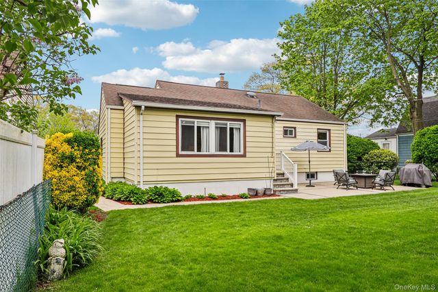 23 Berwick Road, Hewlett, NY 11557