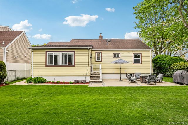 23 Berwick Road, Hewlett, NY 11557