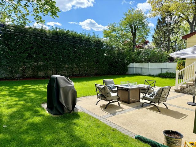23 Berwick Road, Hewlett, NY 11557