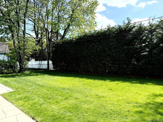 23 Berwick Road, Hewlett, NY 11557