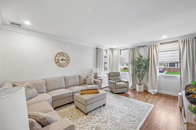 23 Berwick Road, Hewlett, NY 11557