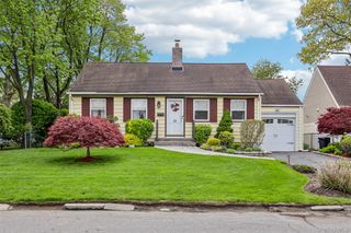 23 Berwick Road, Hewlett, NY 11557