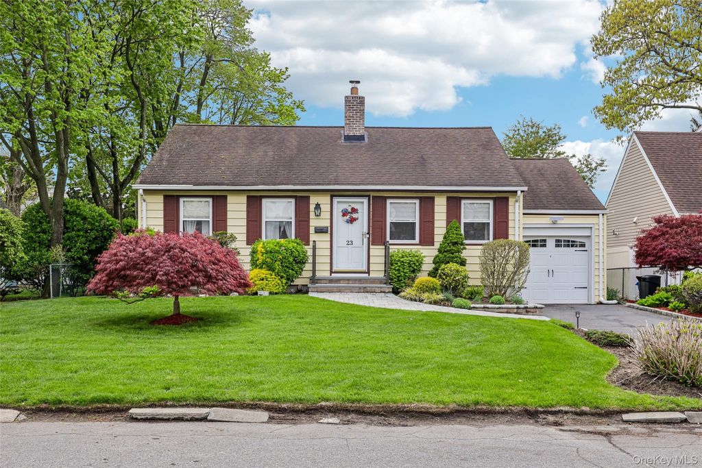23 Berwick Road, Hewlett, NY 11557