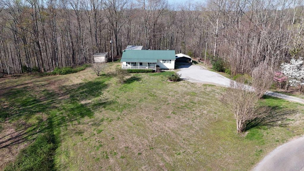 214 Dont Care Ln, Celina, TN 38551