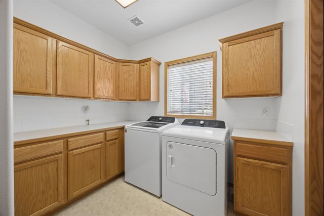7015 N East Bluff Ct, Spokane, WA 99208
