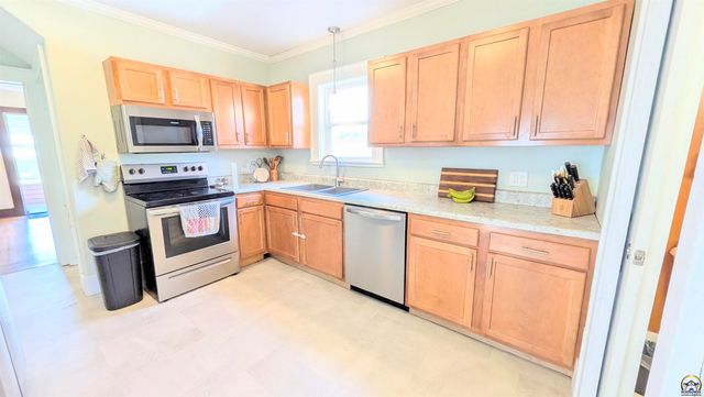 930 Lawrence ST, Emporia, KS 66801