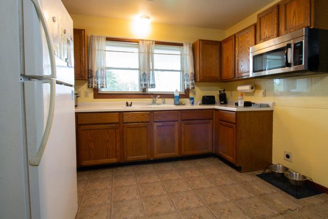 8361 Deer Ridge PASS, Oak Creek, WI 53154