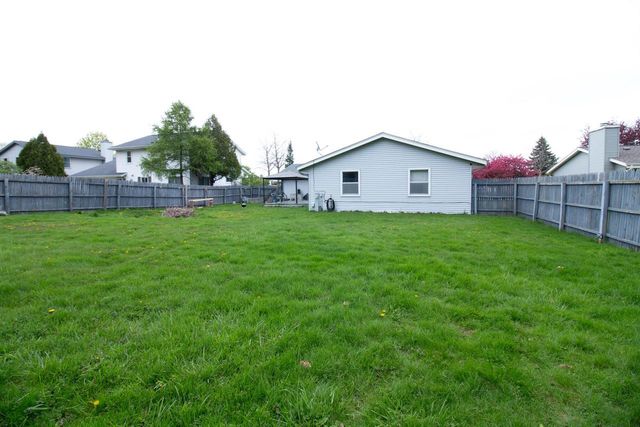 8361 Deer Ridge PASS, Oak Creek, WI 53154