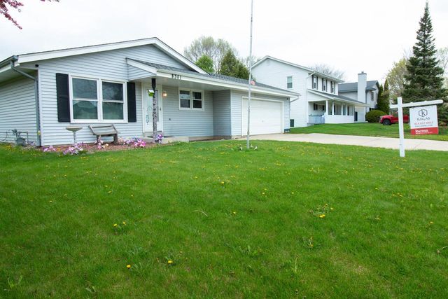 8361 Deer Ridge PASS, Oak Creek, WI 53154