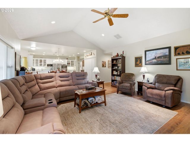 10920 MARTIN Ln Ne, Aurora, OR 97002