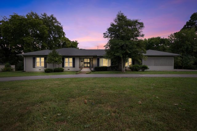 305 Castle Heights Ave, Lebanon, TN 37087