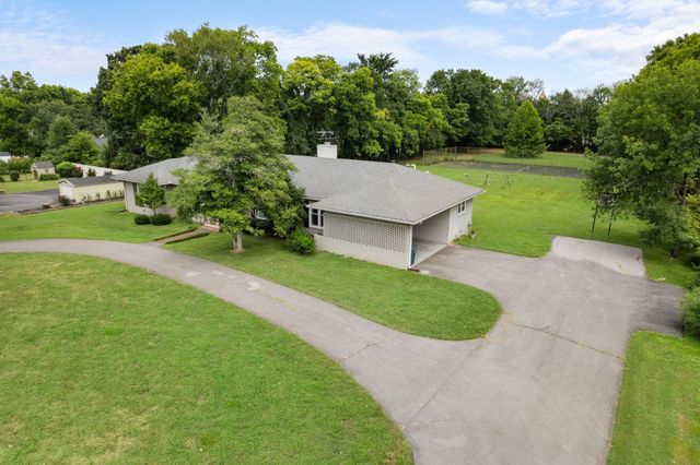 305 Castle Heights Ave, Lebanon, TN 37087