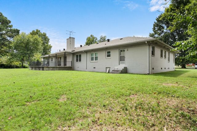 305 Castle Heights Ave, Lebanon, TN 37087