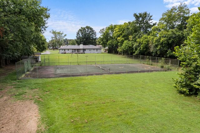 305 Castle Heights Ave, Lebanon, TN 37087