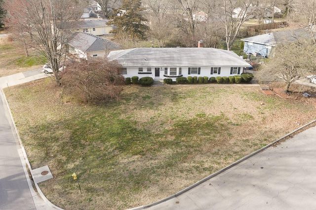 1103 W 19th Terrace, Lawrence, KS 66046