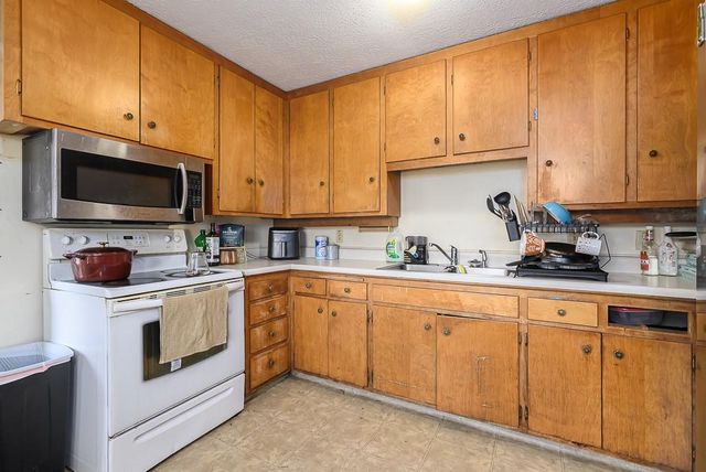 1103 W 19th Terrace, Lawrence, KS 66046