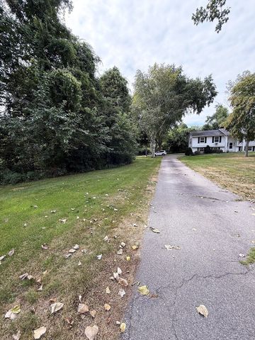 394 Bedford St, Lakeville, MA 02347