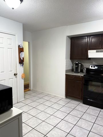 394 Bedford St, Lakeville, MA 02347